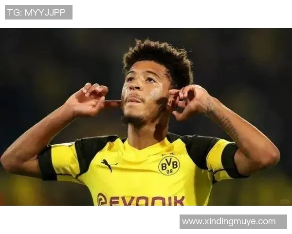 多特高层与球员赛后安慰小贝林厄姆因解围失误致拜仁进球