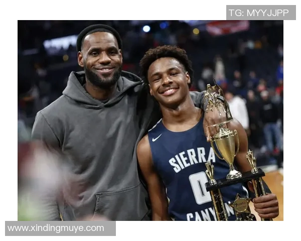 维尼修斯绯闻女友现身伯纳乌26岁三孩妈引发热议