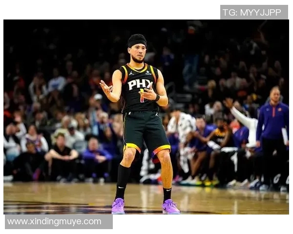 布克三节高效表现斩获24分7助攻正负值22助球队取得领先