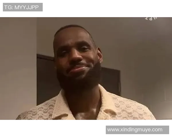 NBA西决场边惊现詹姆斯球迷差点与偶像亲密接触的激动时刻 NBA西决场边惊现詹姆斯球迷差点与偶像亲密接触的激动时刻