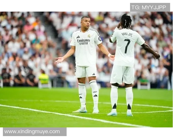 维尼修斯与女友携手米利唐夫妇共度摩纳哥假期心情愉悦庆祝国家德比胜利