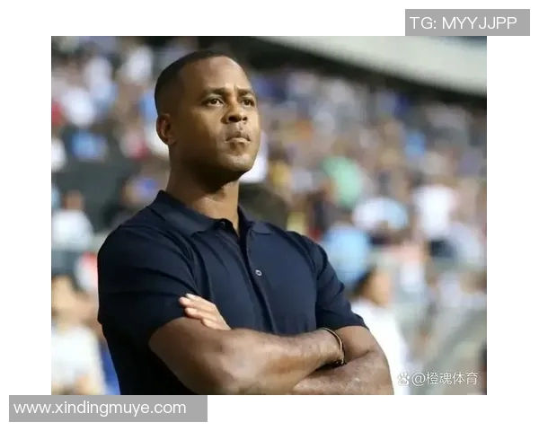 印尼主帅克鲁伊维特赛后情绪失控怒砸椅子眼眶泛红引发关注