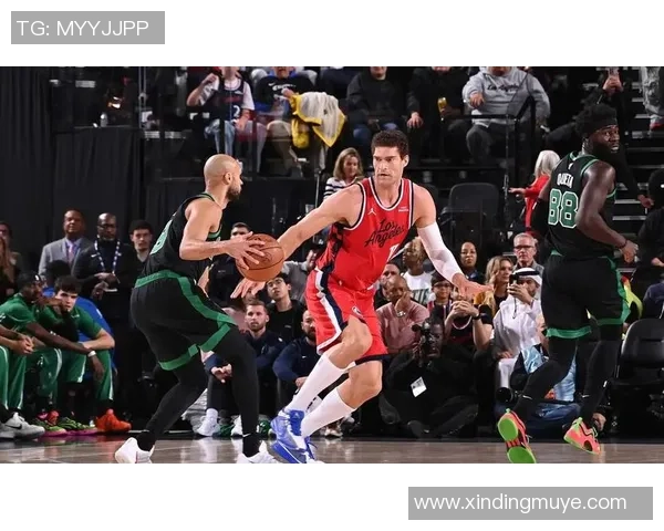 泰伦卢赞尼德豪泽拼劲十足能量满满抢板盖帽表现出色贡献六个进攻篮板