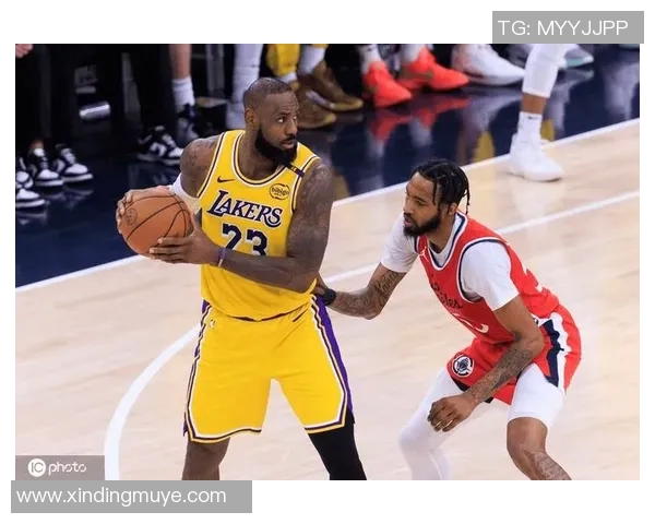 詹姆斯替补席上显不满情绪频频起身运球引发关注