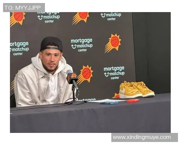 布克赛后与模仿者中国布克亲密合影赠送签名球衣展现友谊与支持 布克赛后与模仿者中国布克亲密合影赠送签名球衣展现友谊与支持